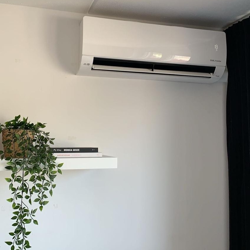 Wand gemonteerde airco-installatie in moderne woonkamer – geïnstalleerd door Airco Deventer