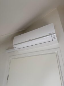 LG airco binnenunit gemonteerd boven een deur – stille en energiezuinige koeling door Airco Deventer